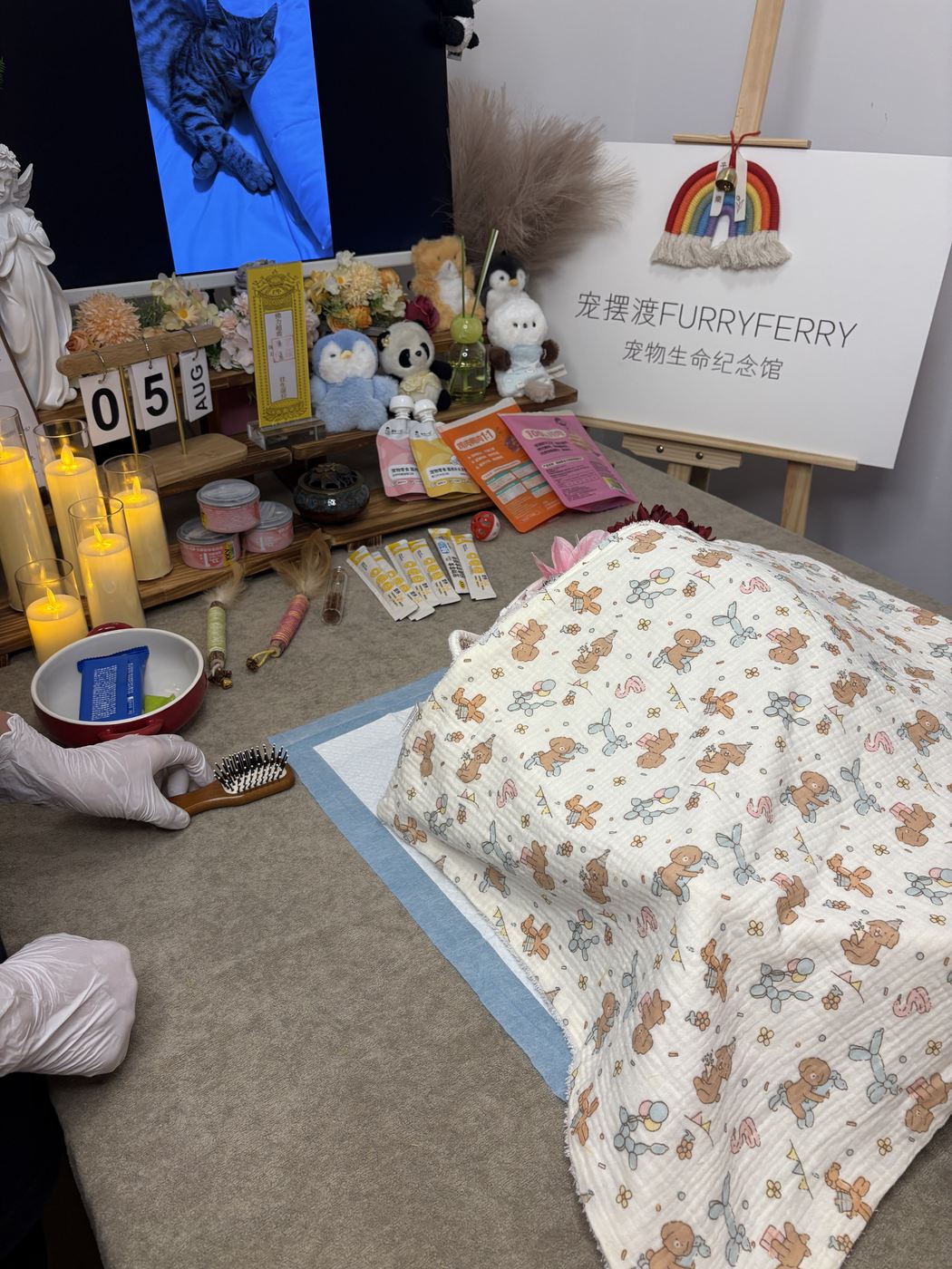 烛光与鲜花组成的温柔告别空间